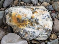 Stein mit weißer, rostfarbener und grauer Farbe